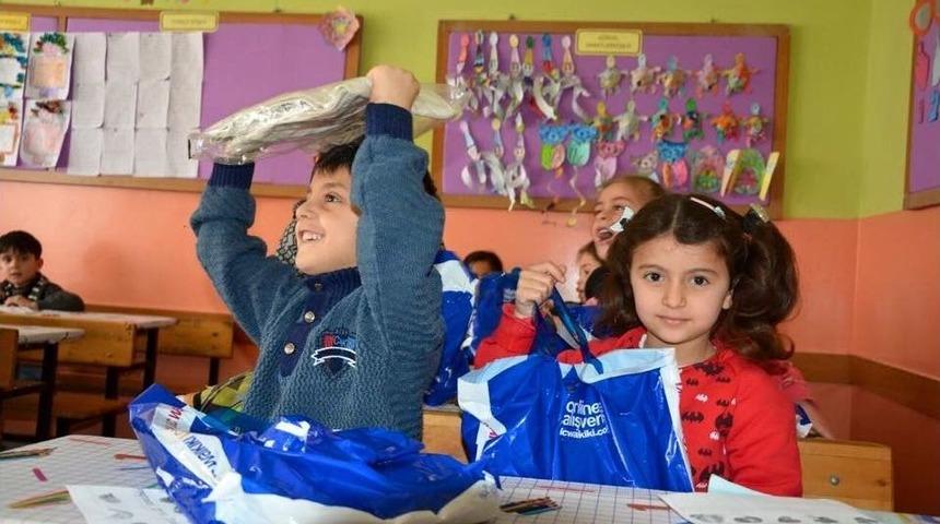 14 Bin 300 &Ouml;ğrenciye 750 Bin Tl Değerinde Giysi Yardımı