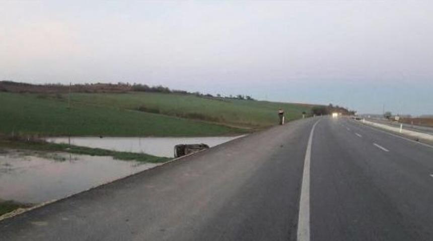Hafif Ticari Ara&ccedil; Tarlaya Devrildi: 1 &Ouml;l&uuml;, 4 Yaralı