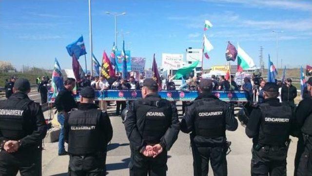 Bulgaristan'daki Seçime Giden Soydaşlara Protestocu Engeli (2)