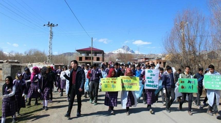 Tuzluca&rsquo;da &Ouml;ğrenciler &rsquo;yeşili Koru Tuzluca&rsquo; Sloganıyla &Ccedil;evre Temizliği Yaptı