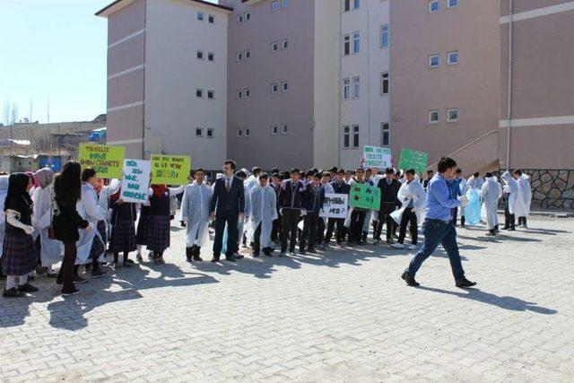 Tuzluca’da Öğrenciler ’yeşili Koru Tuzluca’ Sloganıyla Çevre Temizliği Yaptı