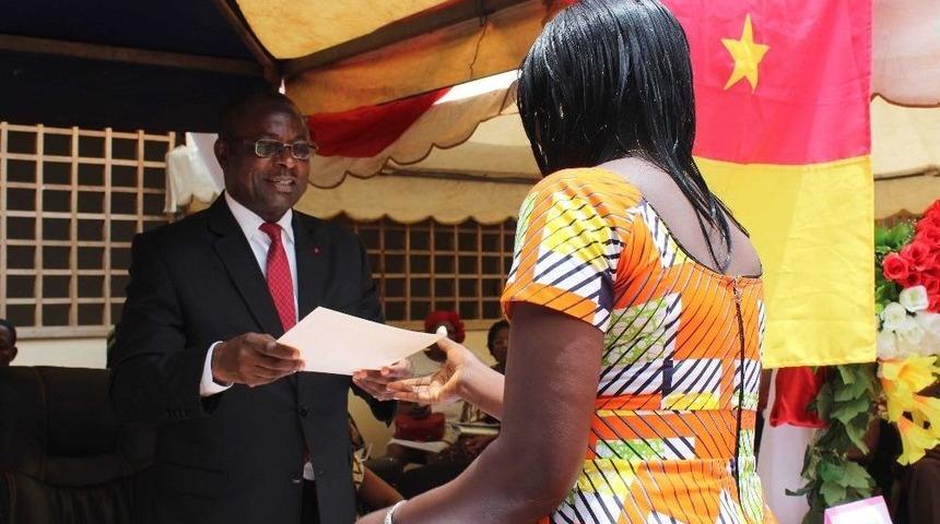 Kamerun&rsquo;daki Mesleki Eğitim Merkezinde Sertifika Heyecanı