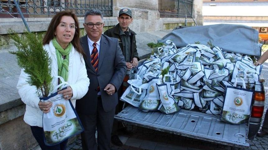 Edirne&rsquo;de Halka &Uuml;cretsiz 3 Bin Fidan Dağıtıldı