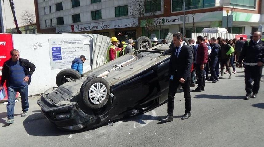 Aşırı Hız Yapan S&uuml;r&uuml;c&uuml; Takla Attı Yol Kenarında Y&uuml;r&uuml;yen Yayaya &Ccedil;arptı