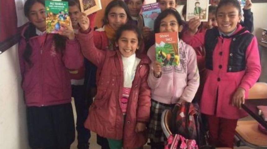 Vanlı Ortaokul &Ouml;ğrencilerinin Kitap Sevinci