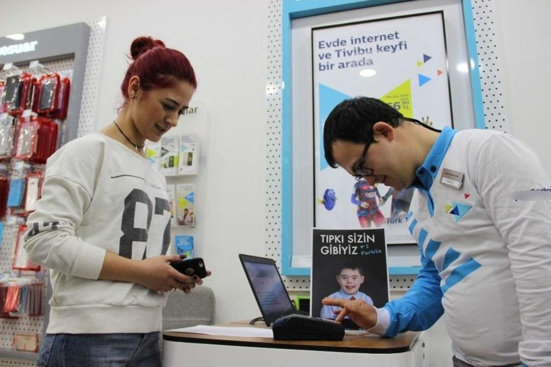 Down Sendromlu &Ccedil;ocuklar Satış Danışmanı Oldu