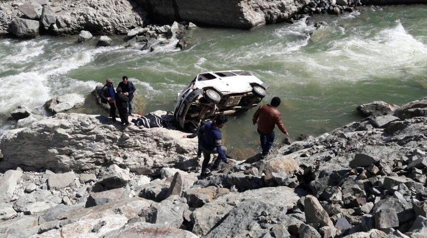Ordu&rsquo;da Minib&uuml;s Irmağa U&ccedil;tu: 1 &Ouml;l&uuml;, 2 Yaralı