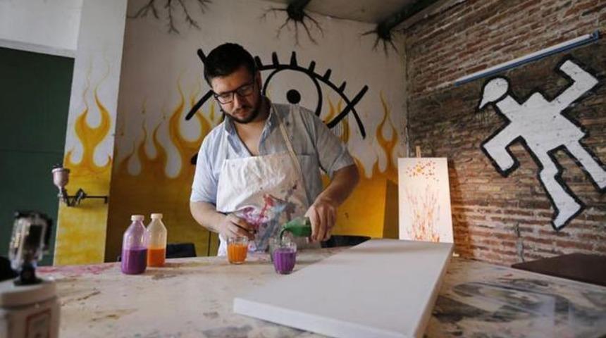 Resimlerini gözüyle boyuyor