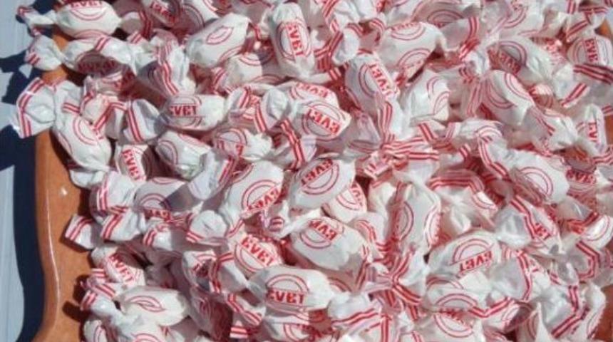 Camide Cemaate 'evet' Şekeri Dağıtıldı