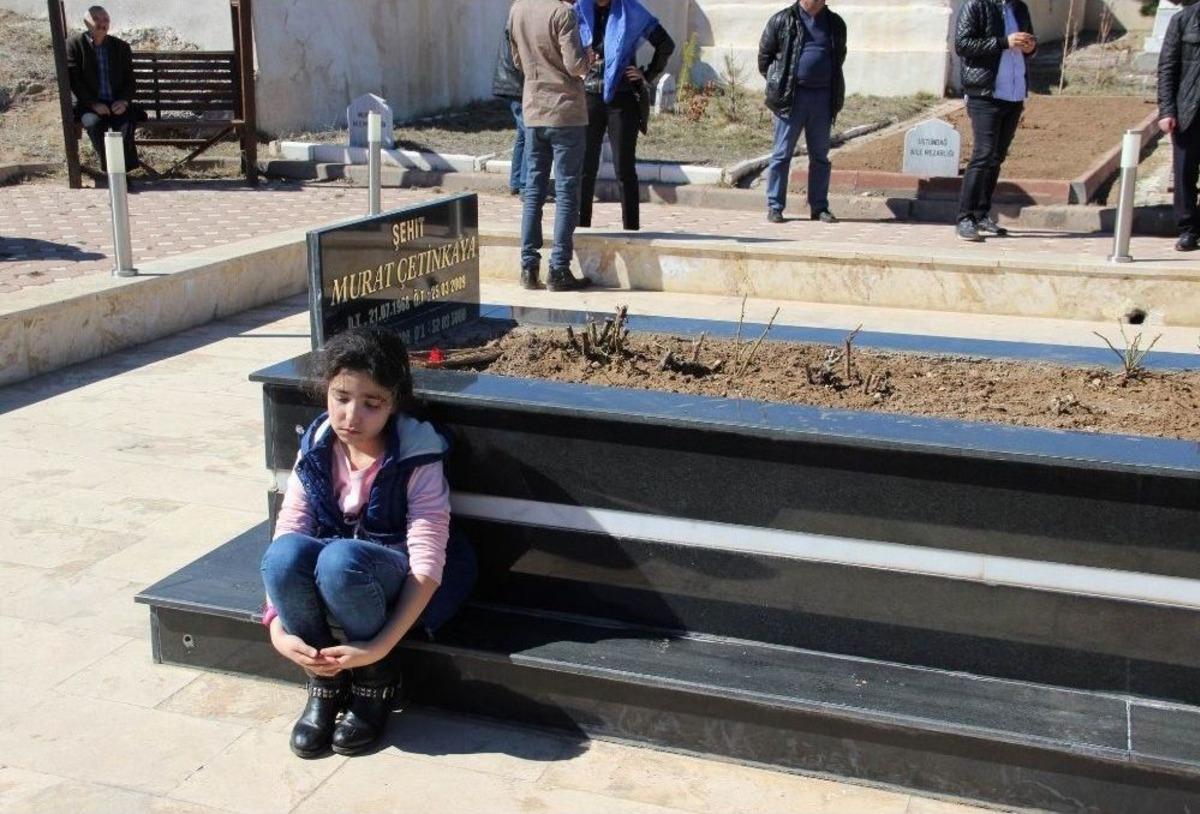 Hi&ccedil; G&ouml;rmediği Babasının Mezarına Sarılarak G&ouml;zyaşı D&ouml;kt&uuml;