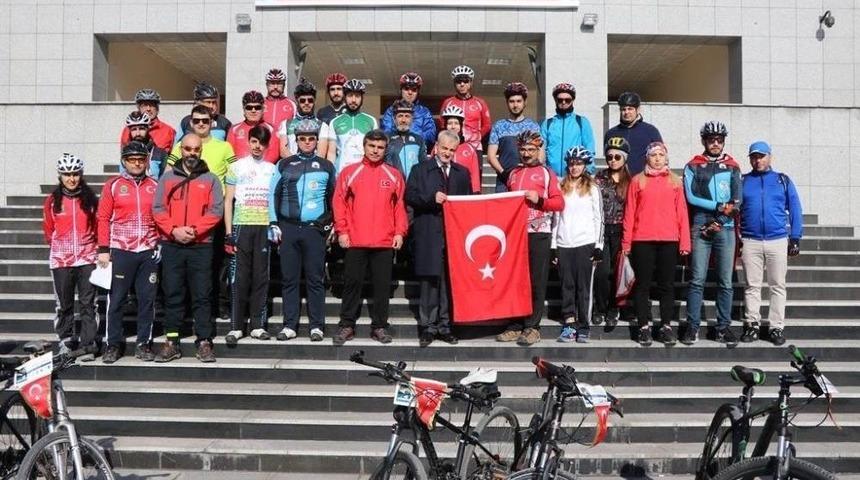 30 Bisikletli &Ccedil;anakkale Şehitleri İ&ccedil;in Yola &Ccedil;ıktı