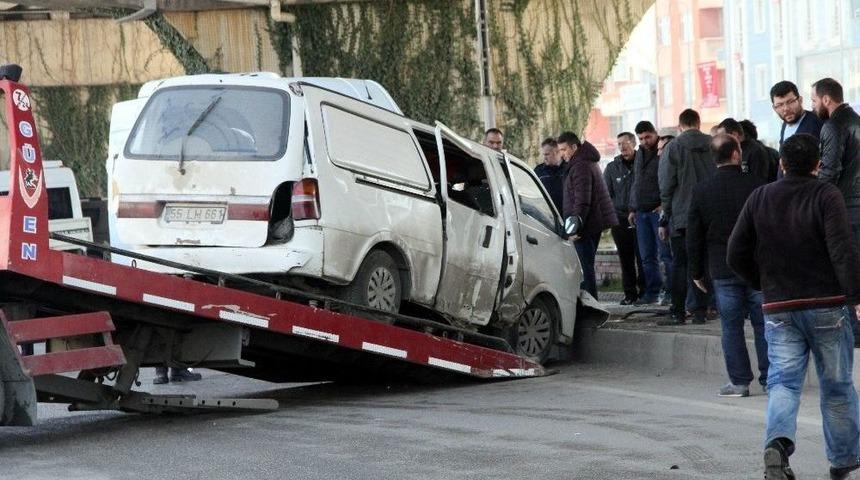 Servis Minib&uuml;s&uuml;yle Panelvan Ara&ccedil; &Ccedil;arpıştı: 4 Yaralı