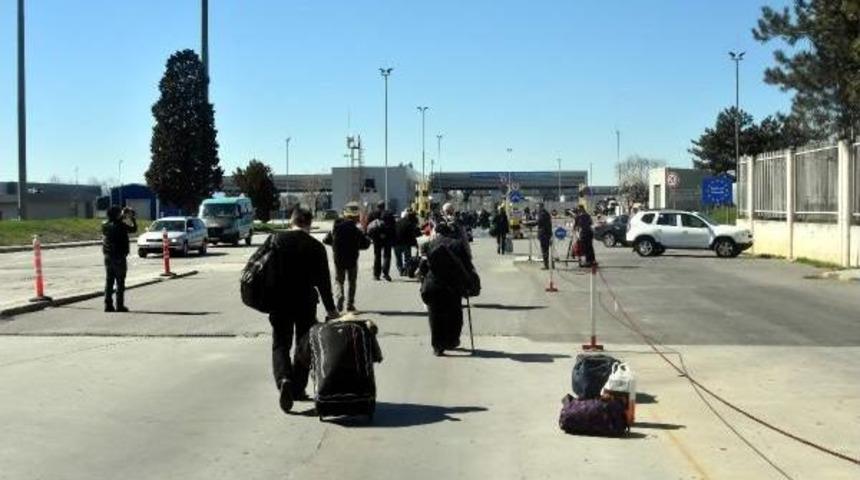 Bulgaristan'daki Se&ccedil;ime Giden Soydaşlara Protestocu Engeli (3)