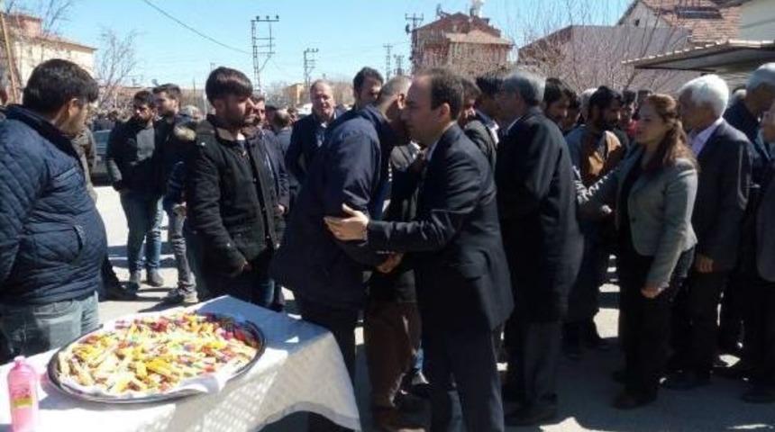 Hdp'li Vekiller Nevruzda Vurulan &Uuml;niversiteli Kemal Kurkut'un Mevlidine Katıldı