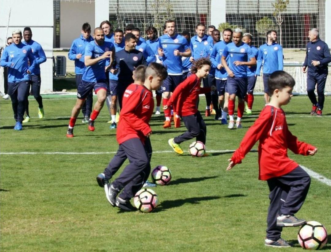 Antalyaspor&rsquo;da Neşeli Antrenman