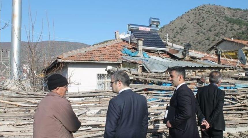 Turhal Kaymakamı Üçer Yaşlı Çifti Sevindirdi