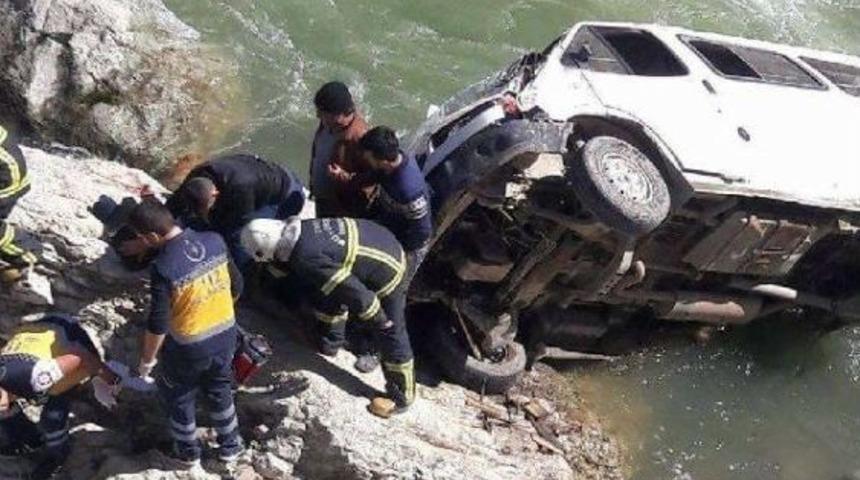 Kazada &Ouml;len Gencin Cenaze Konvoyunda Minib&uuml;s Irmağa Yuvarlandı