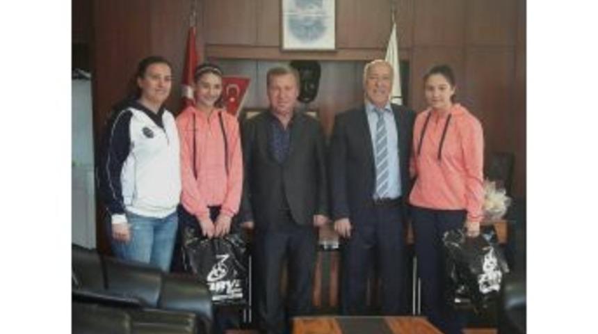 Milli Takımlar Kampına Se&ccedil;ilen Minik Sporculardan Başkan Uyan&rsquo;a Ziyaret