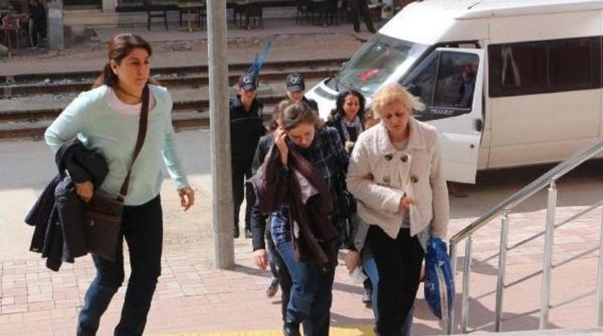 Tutuklu Emniyet M&uuml;d&uuml;rlerinin Eşleri Adliyeye Sevk Edildi