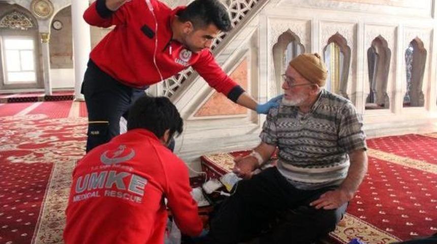 Cuma Namazında Baygınlık Ge&ccedil;irdi