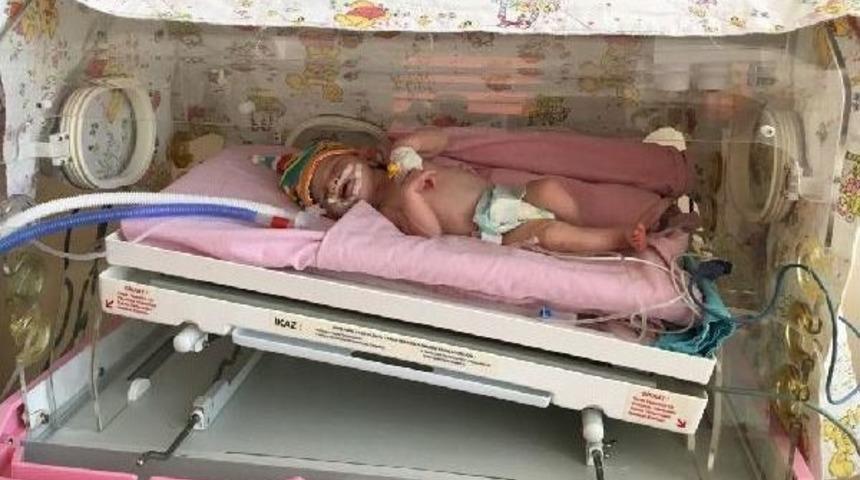 Yeni Doğan Bebeği T&uuml;rbe &Ouml;n&uuml;ne Terk Ettiler