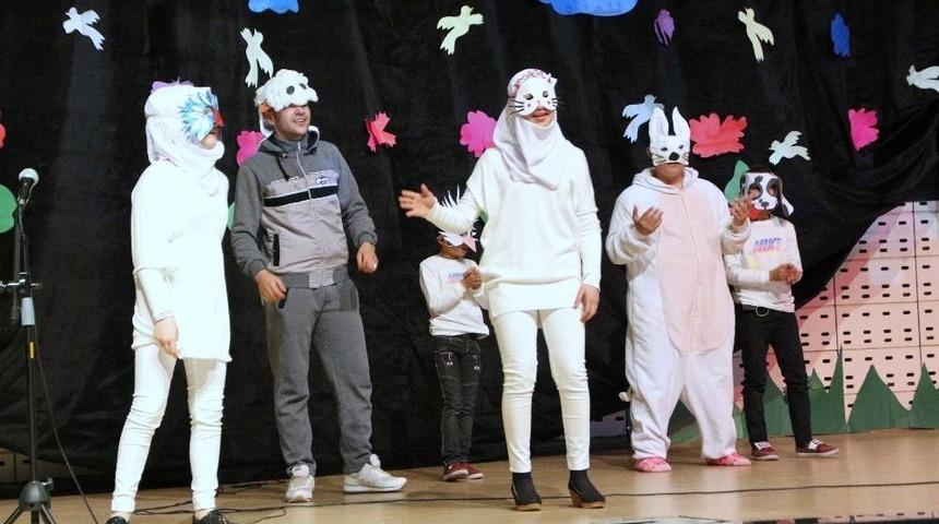 Suriyeli &Ouml;ğrenci Topluluğundan Tiyatro G&ouml;sterisi