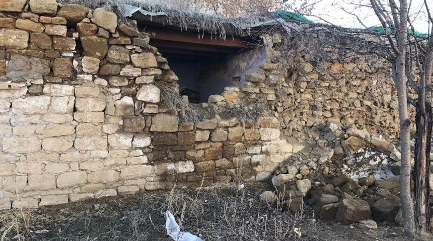 Horasan&rsquo;daki Depremde Bazı Toprak Damlı Evlerde Hasar Oluştu