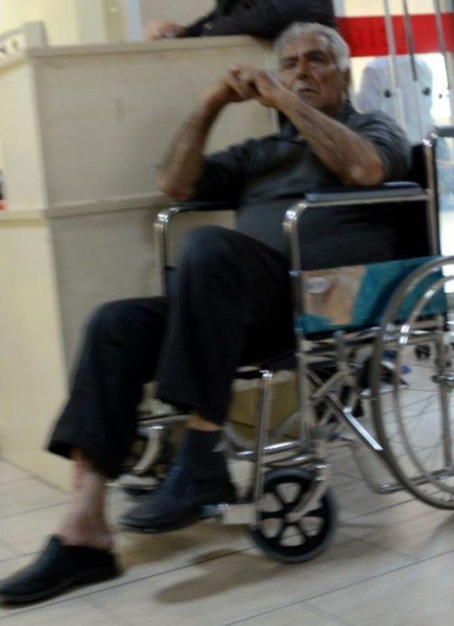 İki Grup &Ccedil;atıştı, Pazar Yerinde Arada Kalan 6 Kişi Yaralandı 3