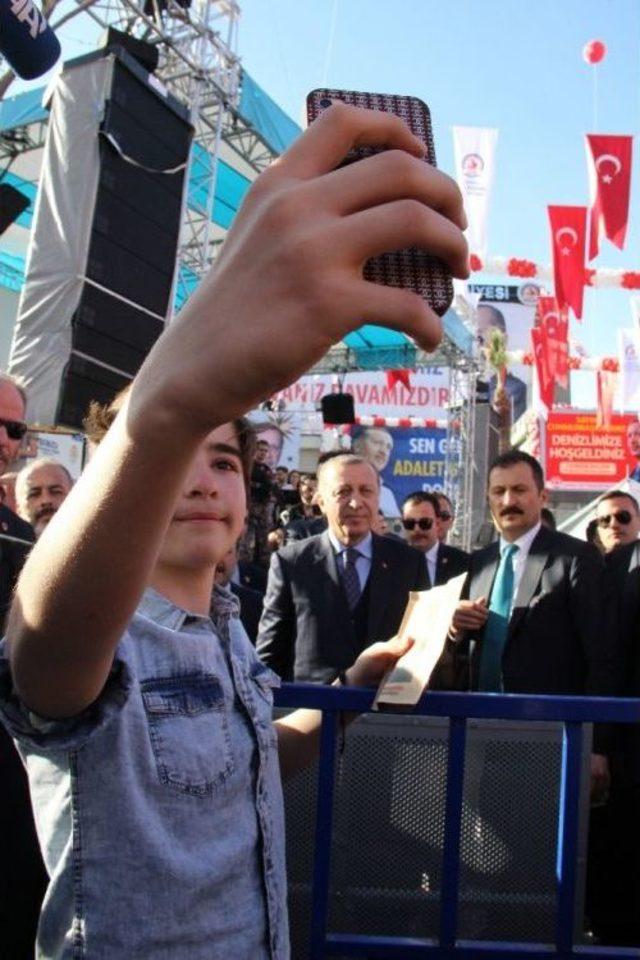 Cumhurbaşkanı Erdoğan Vatandaşlarla Fotoğraf Çektirdi