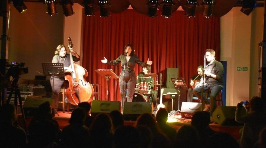 G&uuml;lcan Altan Alternatif Sahne&rsquo;de M&uuml;zik Ziyafeti Verdi