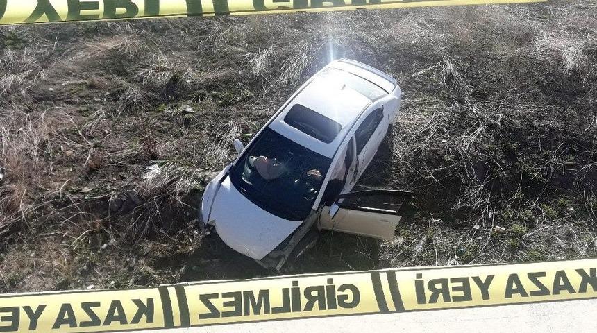 Kontrolden &Ccedil;ıkan Otomobil Bariyerleri Par&ccedil;alayarak Araziye U&ccedil;tu