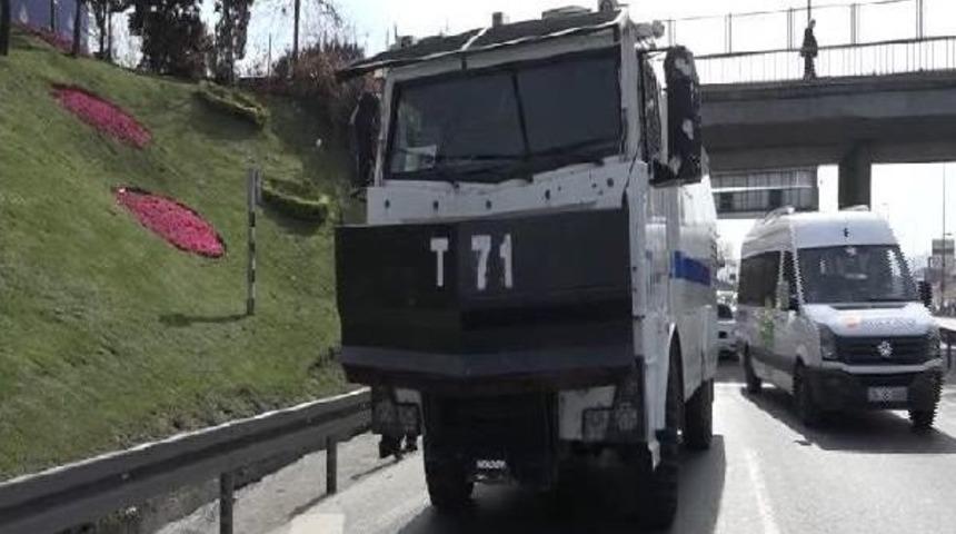 Oyuncu Şoray Uzun'un Otomobiline Toma &Ccedil;arptı