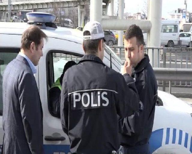 Oyuncu Şoray Uzun'un Otomobiline Toma Çarptı