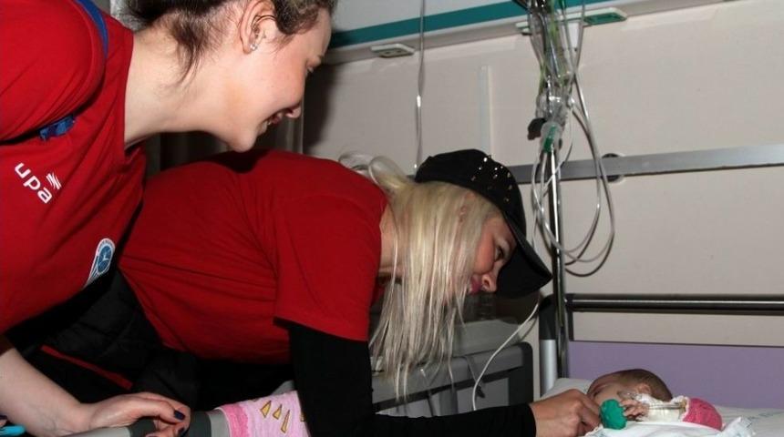 Kadın Basketbolcular &Ccedil;ocuk Hastanesinde