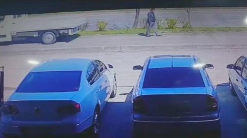 Kaldırımda Geri Manevra Yapan Kamyonetin Altında Yaralandı