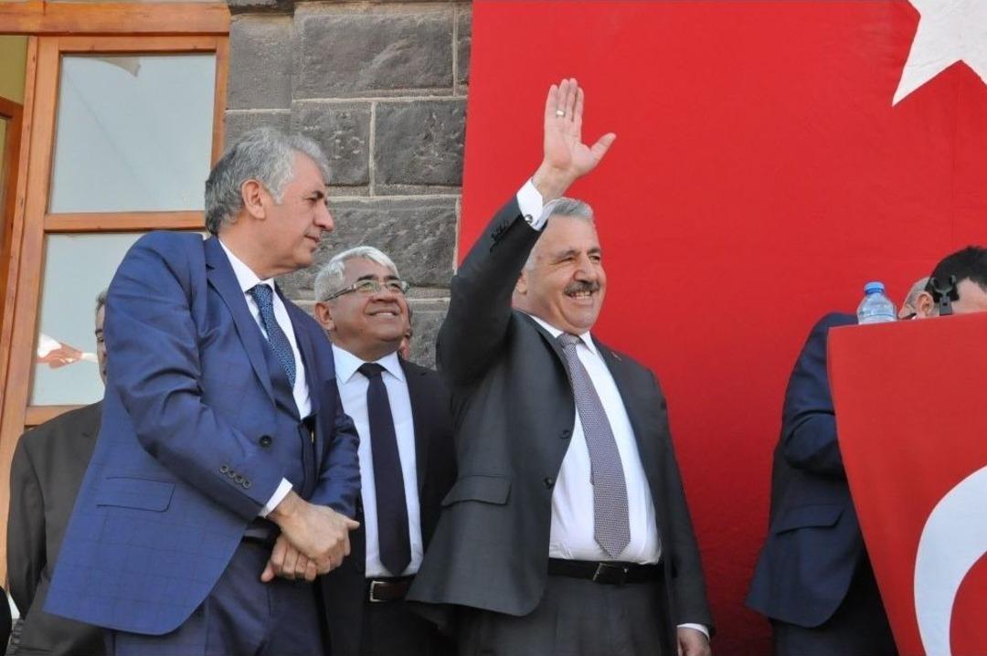 Bakan Arslan, Akyaka&rsquo;da &lsquo;evet&rsquo;lerle Karşılandı