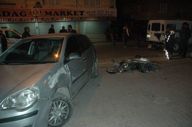 Motosiklet Polis Aracına Çarptı: 2 Yaralı