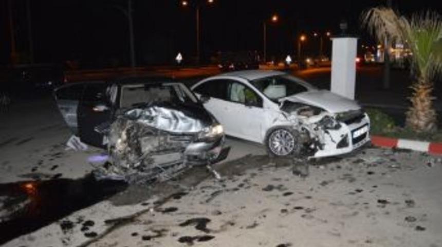 İki Araba Kafa Kafaya &Ccedil;arpıştı, 2 Kişi Yaralı