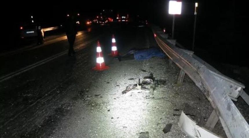 Bariyere &Ccedil;arpan Otomobilin S&uuml;r&uuml;c&uuml;s&uuml; &Ouml;ld&uuml;