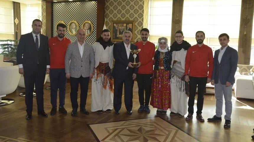 Halk Oyunları Ekibi Kupalarını Başkan Baran&rsquo;a Takdim Etti