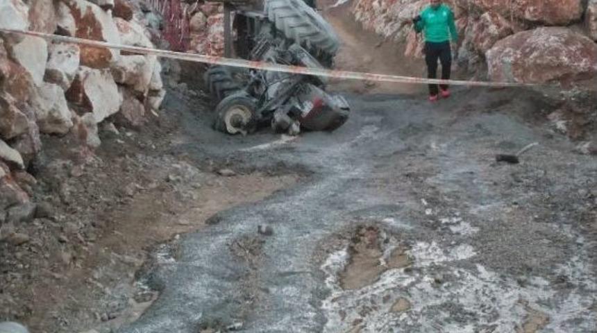 Beton Y&uuml;kl&uuml; Trakt&ouml;r&uuml;n Altında Kalan S&uuml;r&uuml;c&uuml; &Ouml;ld&uuml;