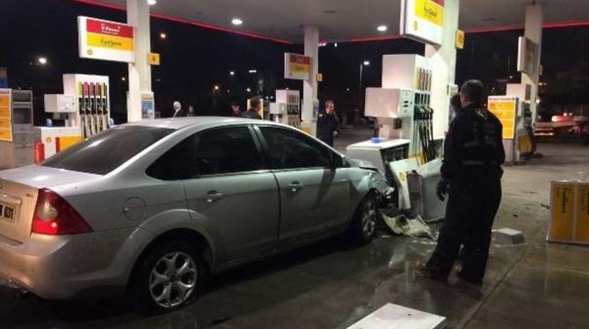 Otomobil Akaryakıt Istasyonuna Girdi: 2 Yaralı