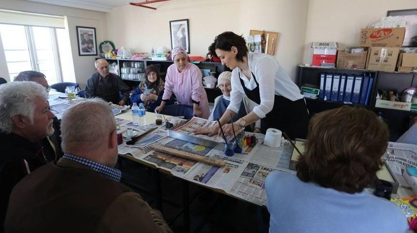 Yaşlılar Haftasında Ebru Sanatının İnceliklerini &Ouml;ğrendiler