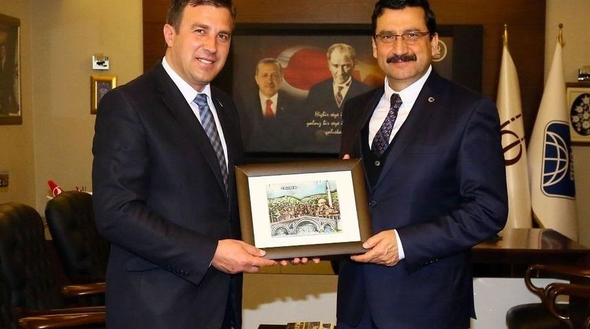 Kosova Devlet Bakanı, Ke&ccedil;i&ouml;ren Belediyesini Ziyaret Etti