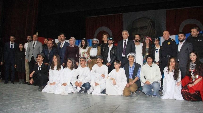 Hakkari&rsquo;de &ldquo;bir İhtiya&ccedil; Da Sen Gider&rdquo; Tiyatro Oyunu Sergilendi