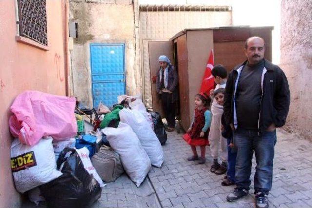 Sokakta Kalan 5 Kişilik Aile, Altına Teker Koyduğu Gardırobu Eve Dönüştürdü