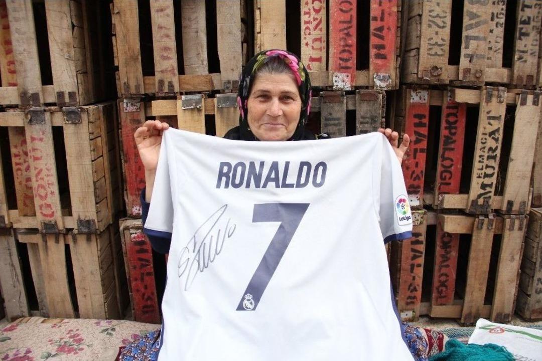 &Uuml;mmiye Teyze: &ldquo;r&uuml;yamda G&ouml;rsem Hayra Yormazdım. Ger&ccedil;ekten Yanımdaydı Ronaldo&rdquo;