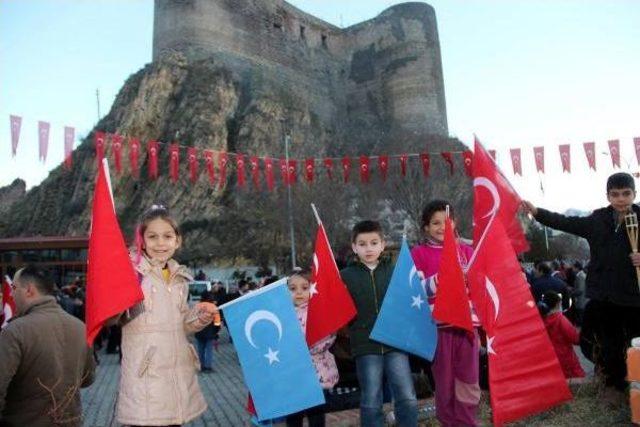 Oltu'da Bayraklı Fener Alayı Coşkusu