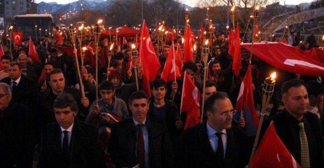 Oltu'da Bayraklı Fener Alayı Coşkusu