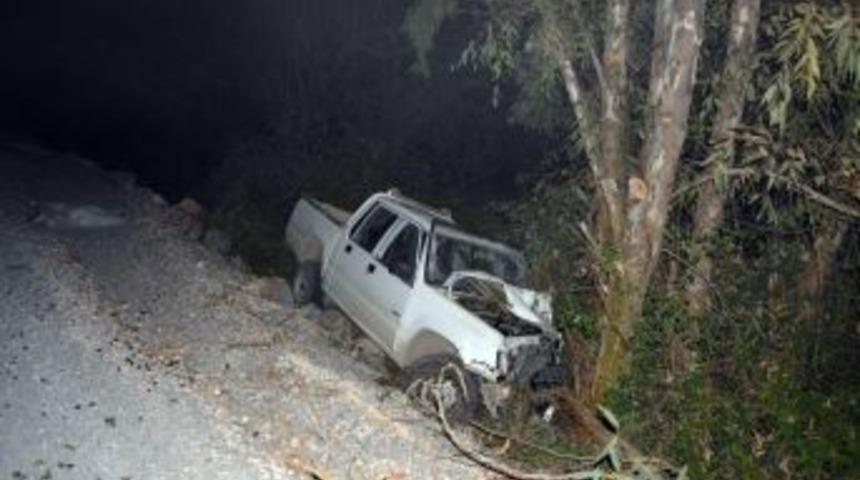 Ortaca&rsquo;da Virajı Alamayan Ara&ccedil;, Ağaca &Ccedil;arparak Durabildi; 1 Yaralı